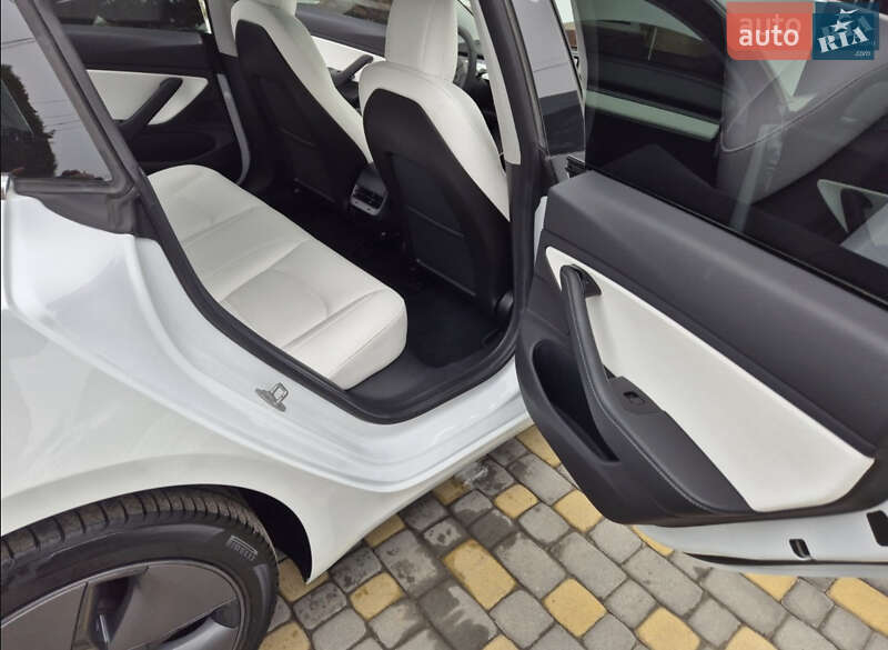 Седан Tesla Model 3 2019 в Львове