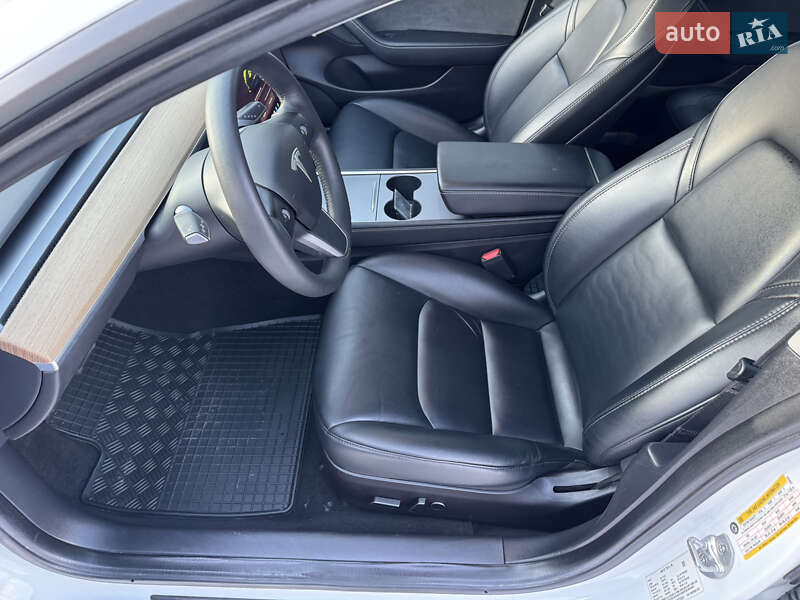Седан Tesla Model 3 2022 в Кременчуці