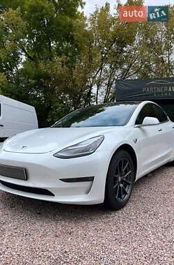 Седан Tesla Model 3 2019 в Остроге