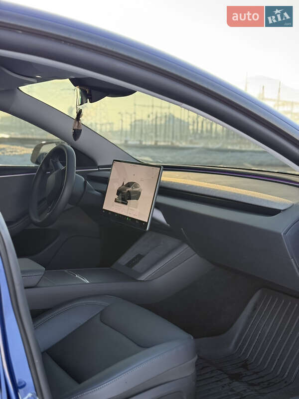 Седан Tesla Model 3 2025 в Хусті