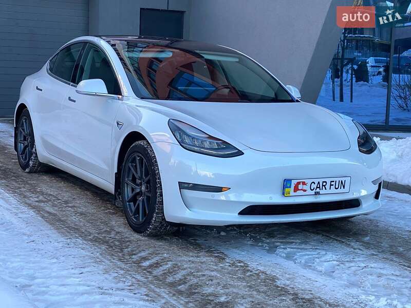 Седан Tesla Model 3 2018 в Львові