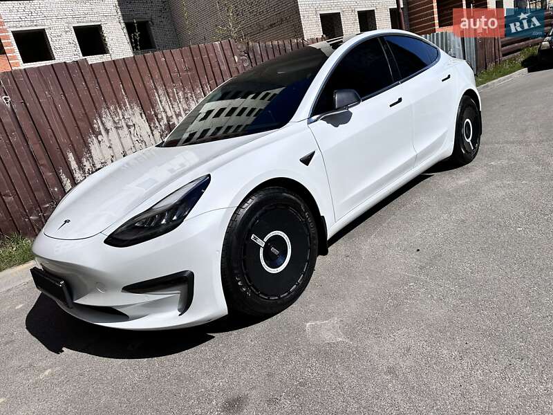 2018 Tesla Model 3, VIN 5YJ3E1EBXJF093899:plate — фото 1 (autoria)
