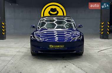 Седан Tesla Model 3 2024 в Черновцах