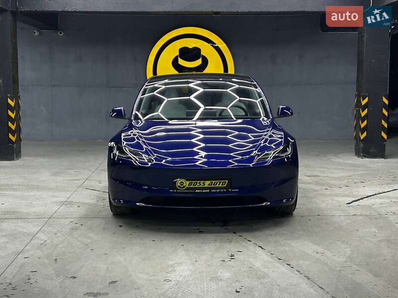 Седан Tesla Model 3 2024 в Чернівцях