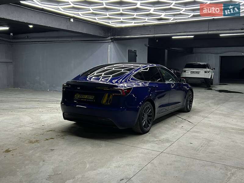 Седан Tesla Model 3 2024 в Чернівцях