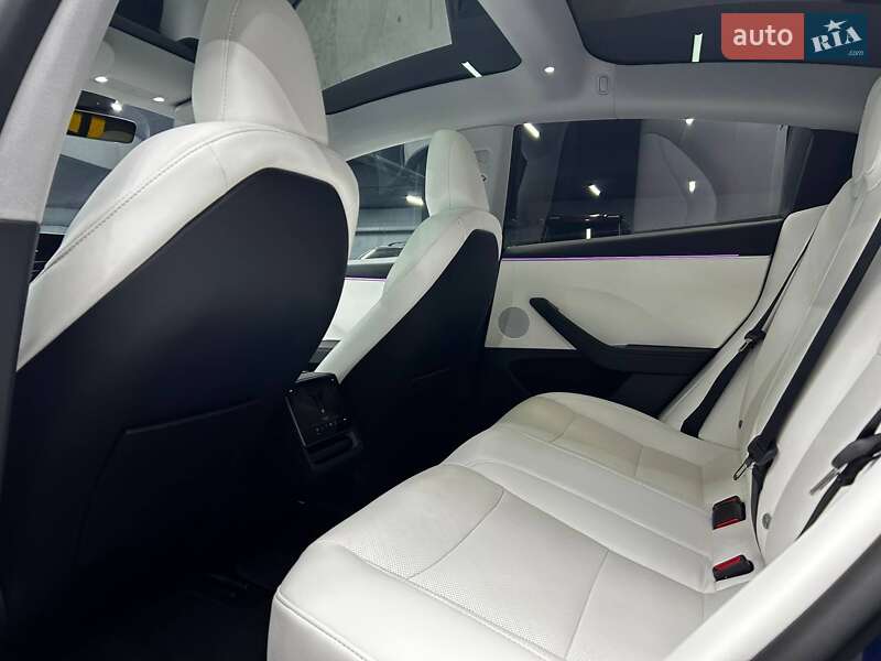 Седан Tesla Model 3 2024 в Чернівцях