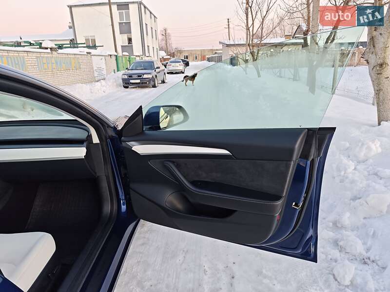 Седан Tesla Model 3 2023 в Львове