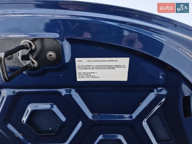 Седан Tesla Model 3 2023 в Львове