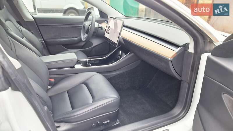 Седан Tesla Model 3 2020 в Києві