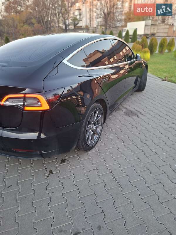 Седан Tesla Model 3 2018 в Львові