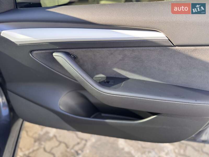 Седан Tesla Model 3 2022 в Львове