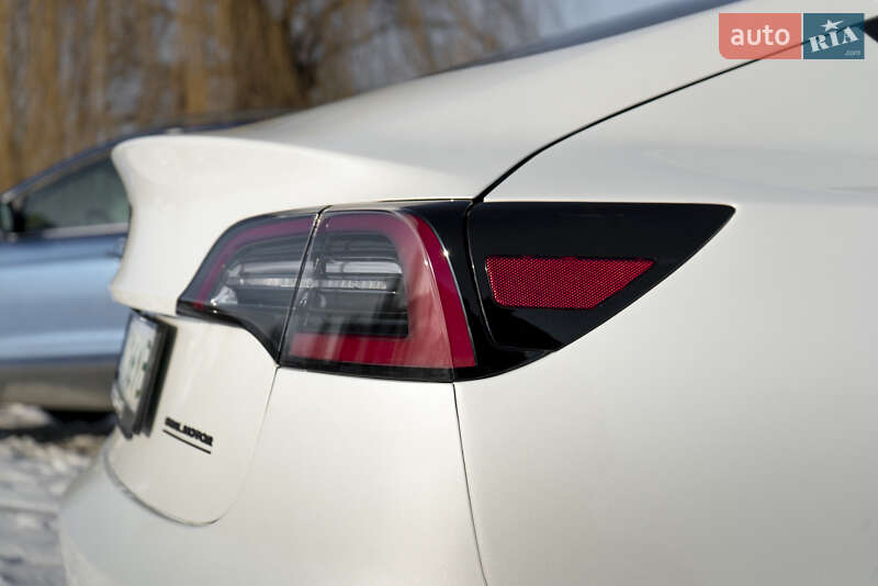 Седан Tesla Model 3 2021 в Ужгороді