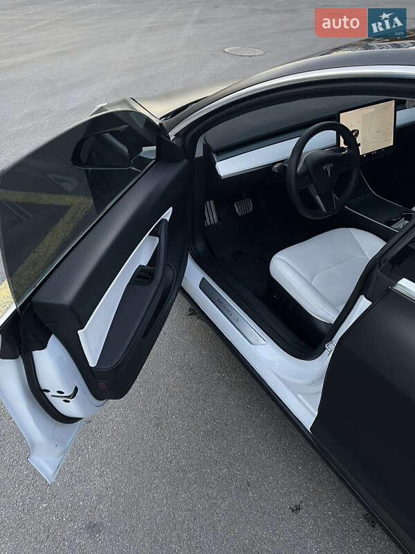 Седан Tesla Model 3 2020 в Львове