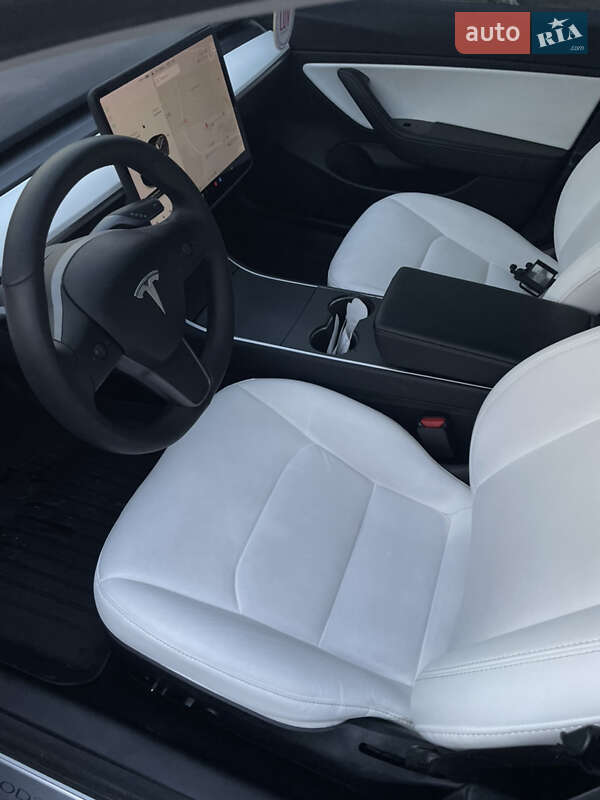 Седан Tesla Model 3 2020 в Львове