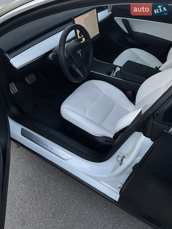Седан Tesla Model 3 2020 в Львове