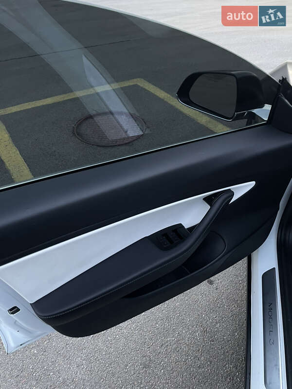 Седан Tesla Model 3 2020 в Львове
