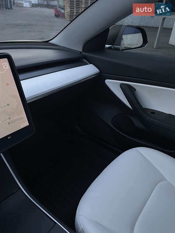 Седан Tesla Model 3 2020 в Львове