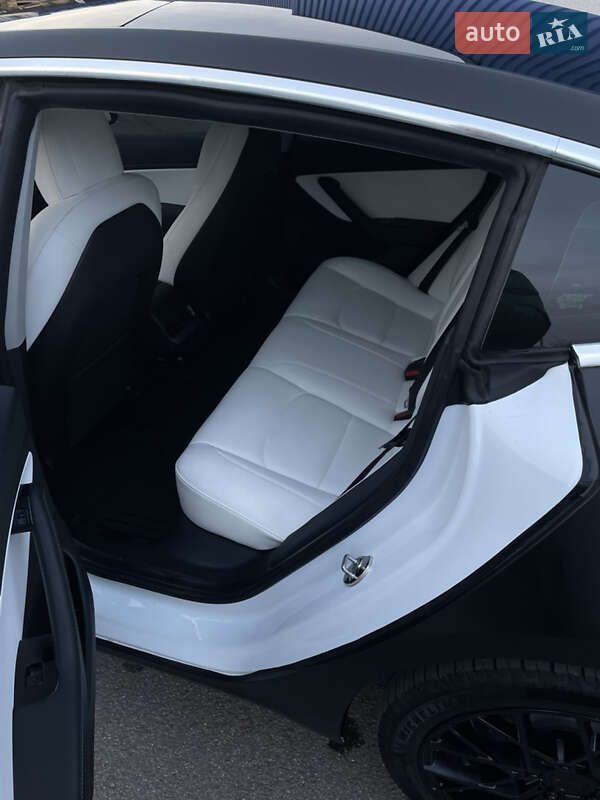 Седан Tesla Model 3 2020 в Львове