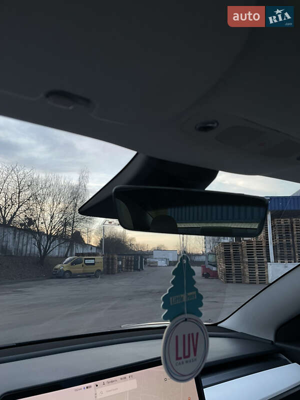 Седан Tesla Model 3 2020 в Львове
