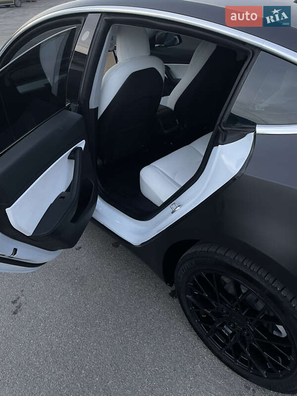 Седан Tesla Model 3 2020 в Львове