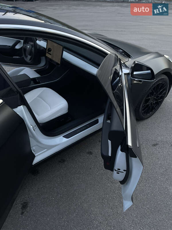 Седан Tesla Model 3 2020 в Львове