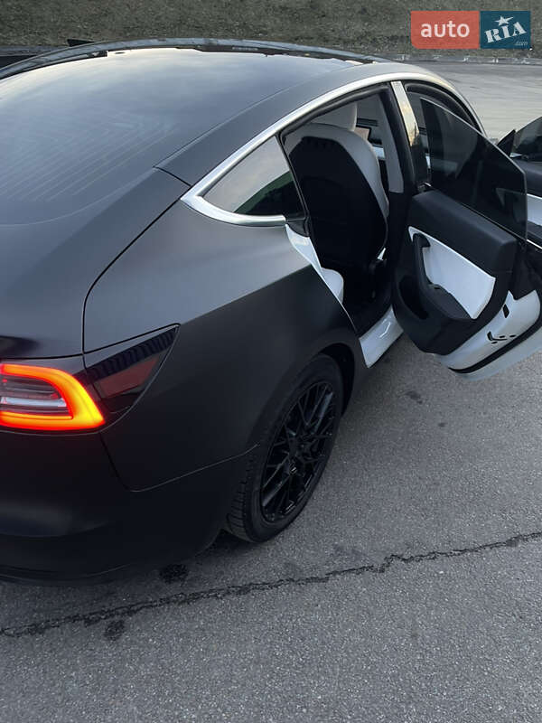 Седан Tesla Model 3 2020 в Львове