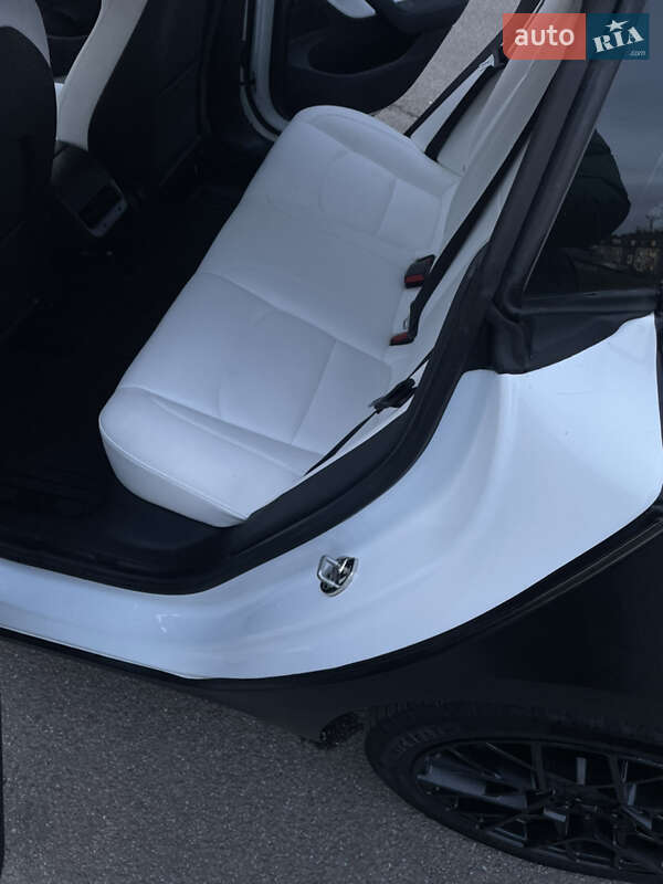 Седан Tesla Model 3 2020 в Львове