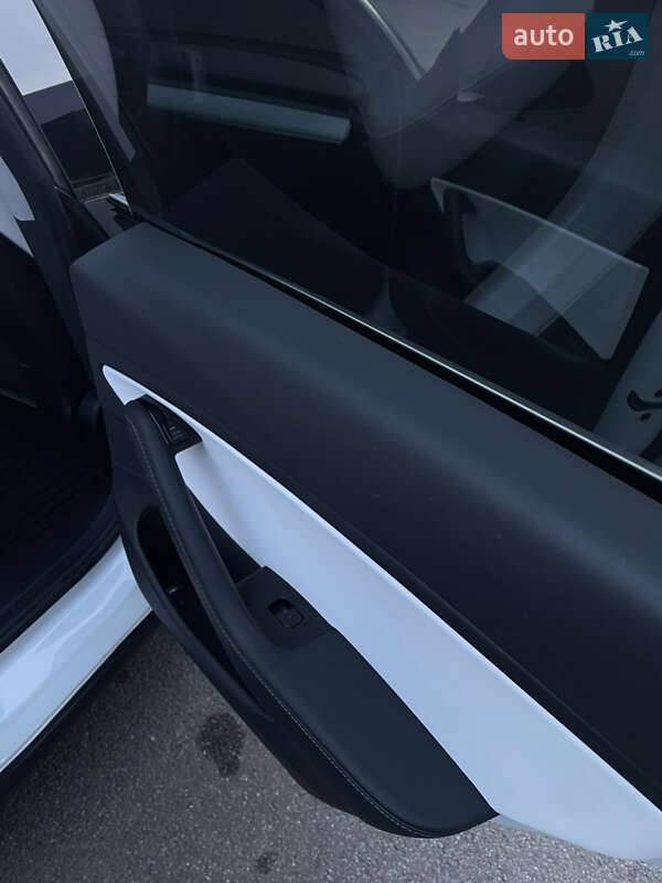 Седан Tesla Model 3 2020 в Львове