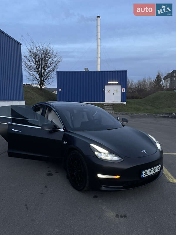 Седан Tesla Model 3 2020 в Львове