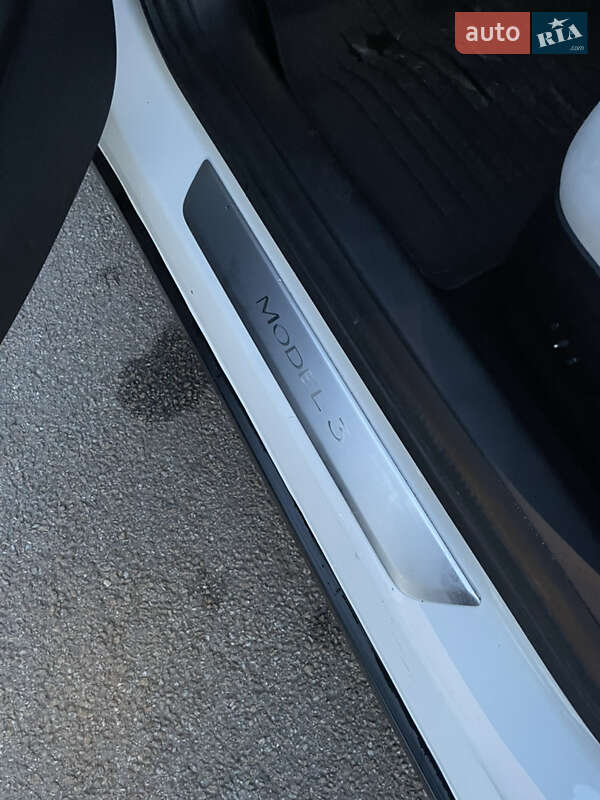 Седан Tesla Model 3 2020 в Львове