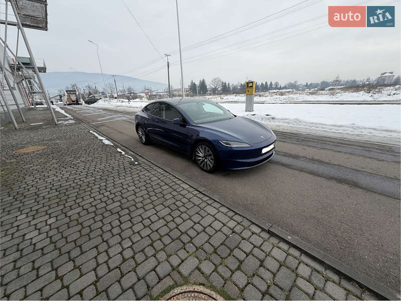 Седан Tesla Model 3 2024 в Ужгороді