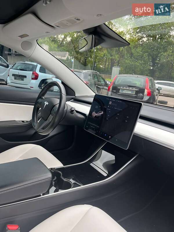 Седан Tesla Model 3 2019 в Остроге