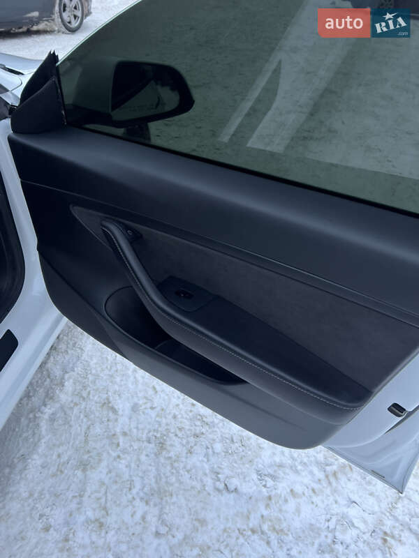 Седан Tesla Model 3 2021 в Ківерцях