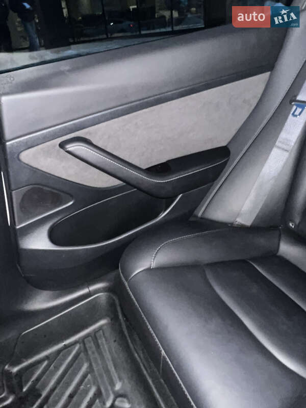 Седан Tesla Model 3 2021 в Ківерцях
