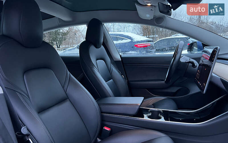 Седан Tesla Model 3 2019 в Львові