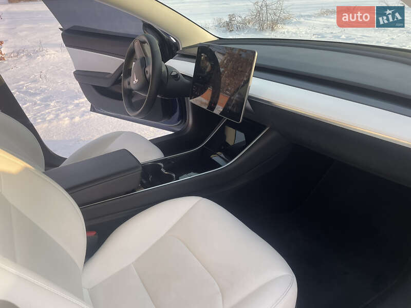 Седан Tesla Model 3 2020 в Києві
