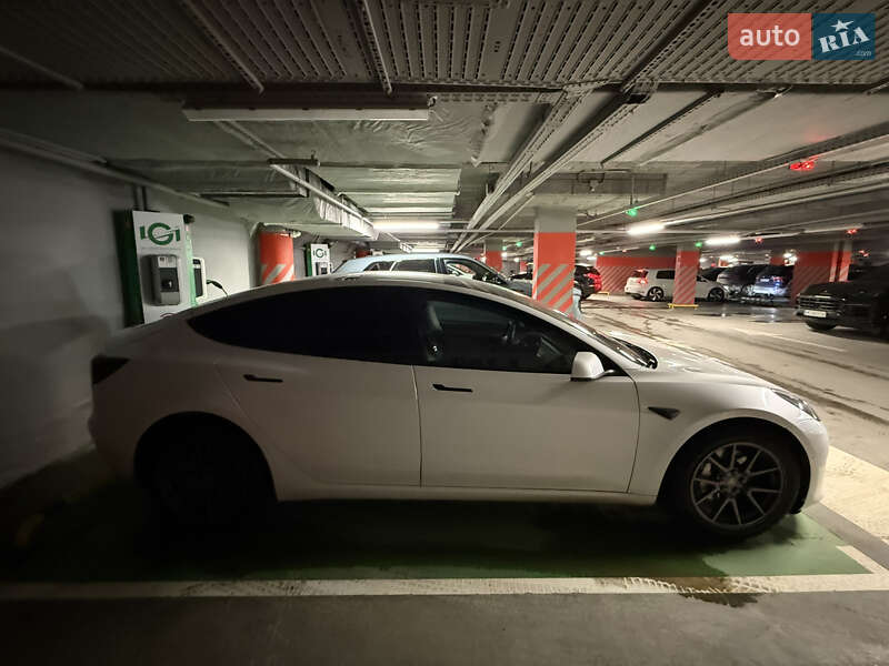 Седан Tesla Model 3 2021 в Львове