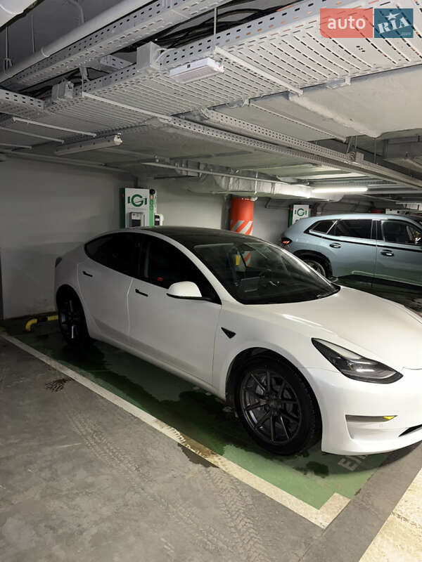 Седан Tesla Model 3 2021 в Львове
