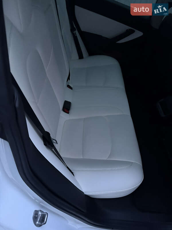 Седан Tesla Model 3 2019 в Винниках