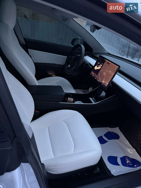 Седан Tesla Model 3 2019 в Винниках