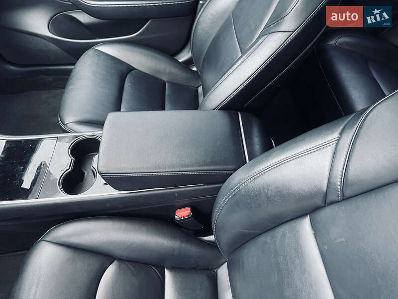 Седан Tesla Model 3 2018 в Луцьку