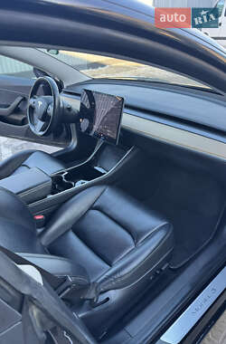 Седан Tesla Model 3 2019 в Киверцах