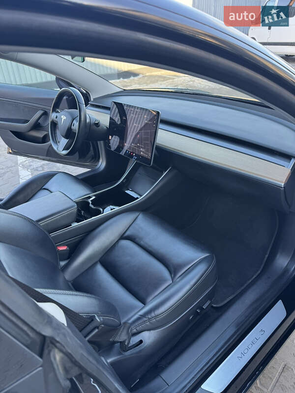 Седан Tesla Model 3 2019 в Киверцах