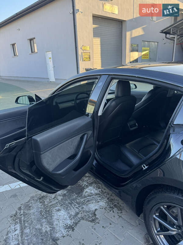 Седан Tesla Model 3 2019 в Киверцах