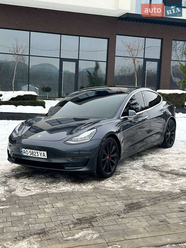 Седан Tesla Model 3 2020 в Ужгороді
