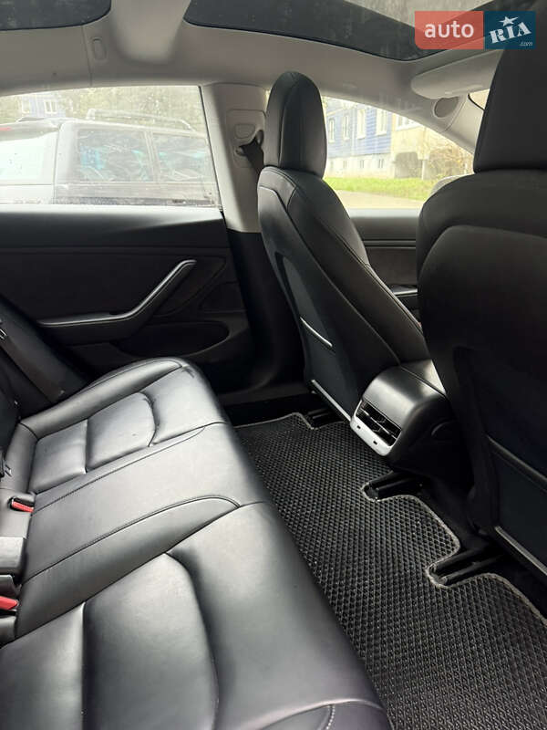 Седан Tesla Model 3 2018 в Львові