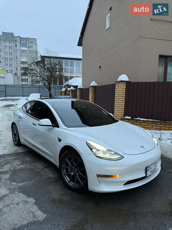 Седан Tesla Model 3 2021 в Львове