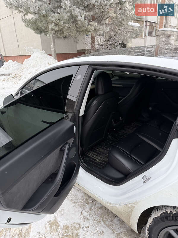 Седан Tesla Model 3 2021 в Львове