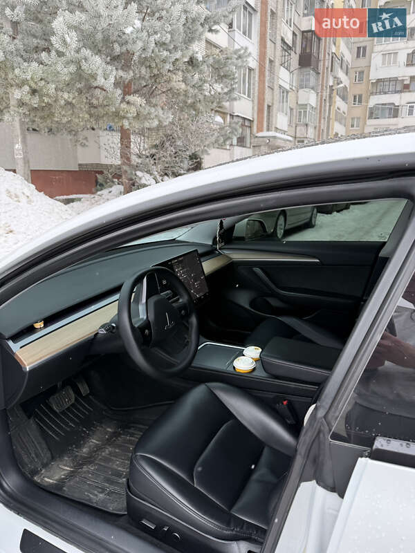 Седан Tesla Model 3 2021 в Львове