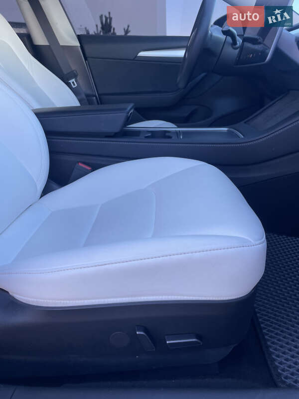 Седан Tesla Model 3 2023 в Луцке